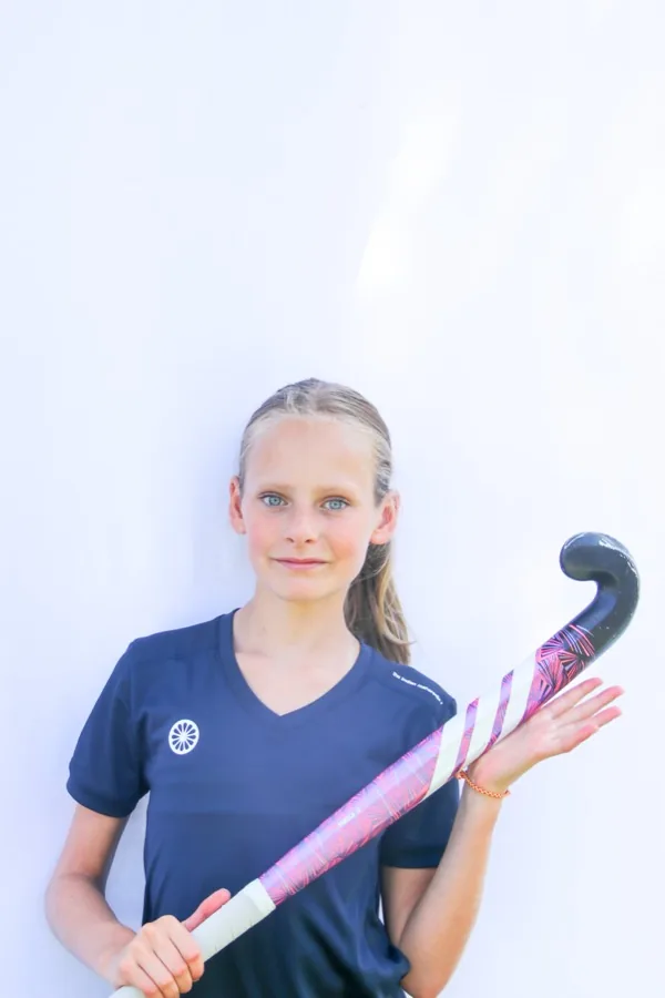 Milou met haar hockeystick