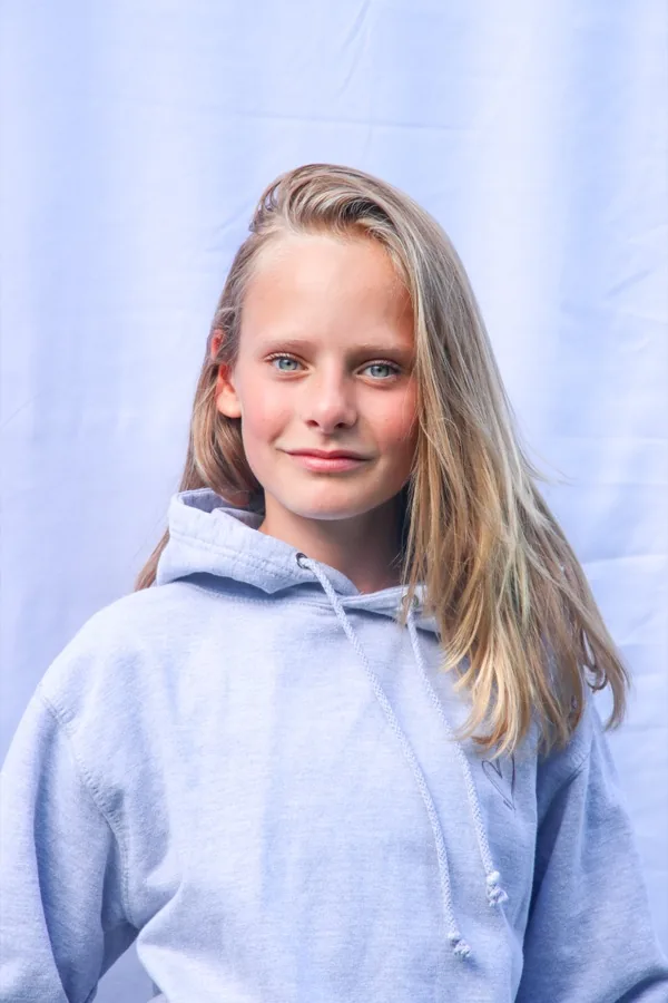 Milou in een lichtgrijze hoodie