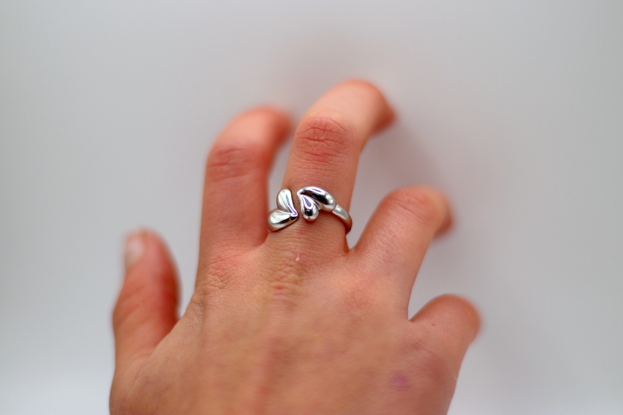 Open ring met 2 hartjes (goud of zilver), foto 7 van 7