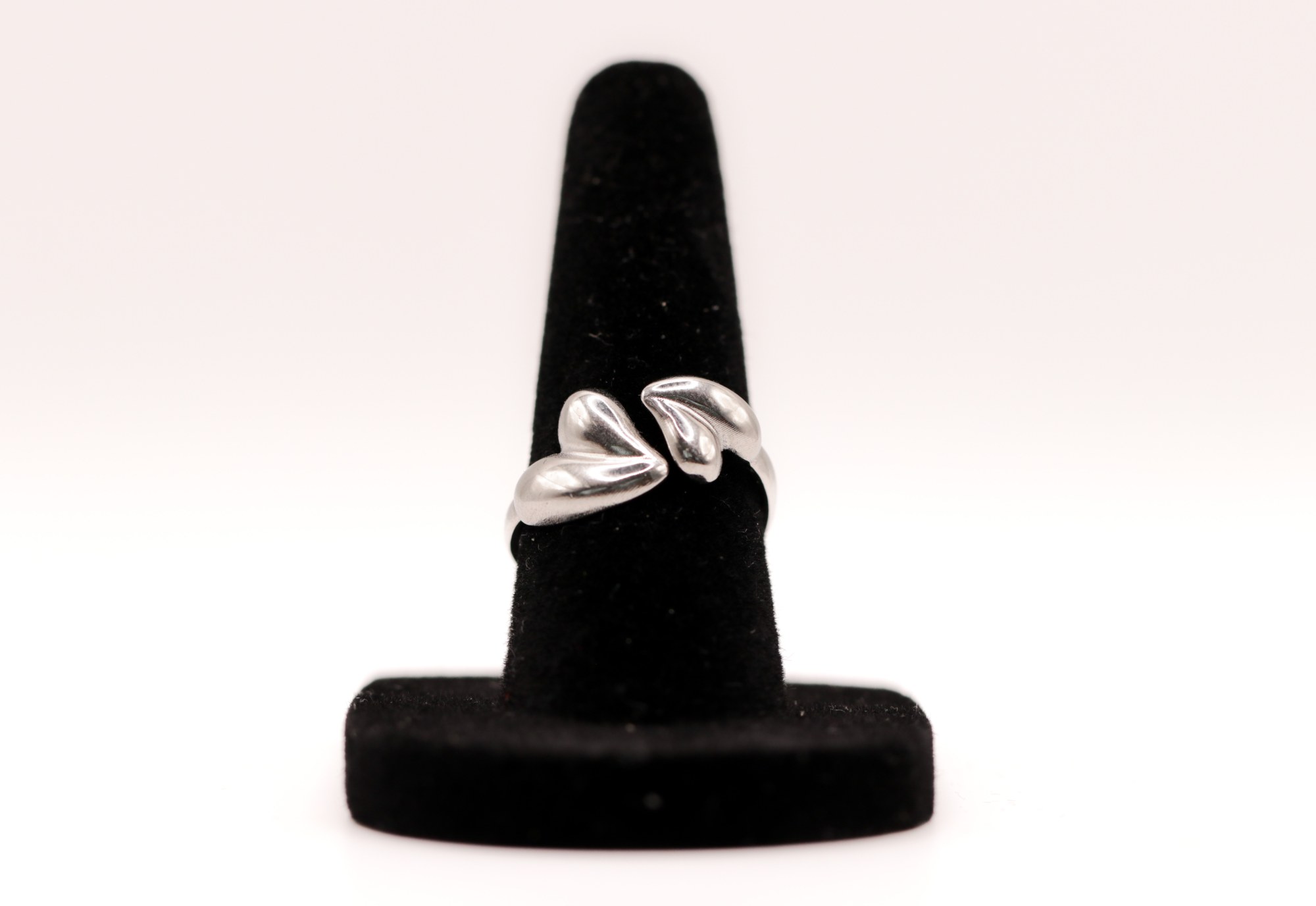 Open ring met 2 hartjes (goud of zilver), foto 3 van 7