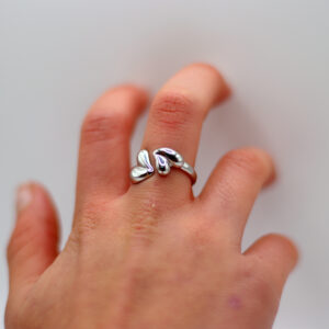 Open ring met 2 hartjes (goud of zilver)