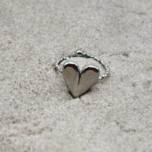 img_4610 Ring met middel groot hart – zilverkleurig