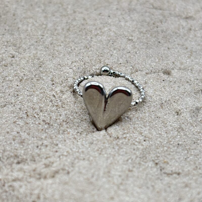 img_4610 Ring met middel groot hart – zilverkleurig
