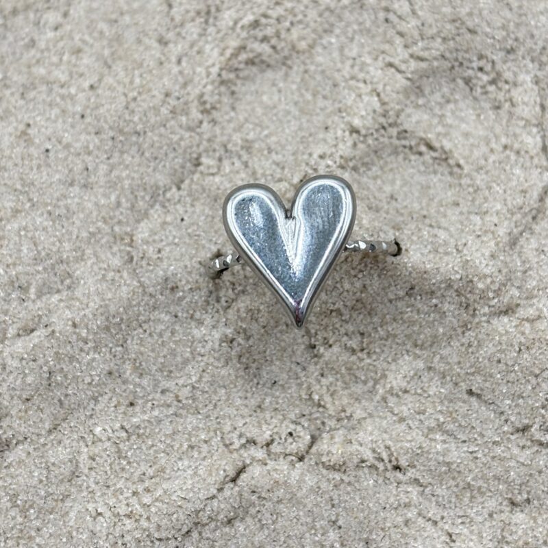 img_4614 Ring met middel groot hart – zilverkleurig