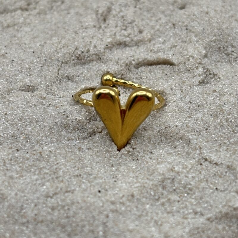 img_4622 Ring met middel groot hart – zilverkleurig