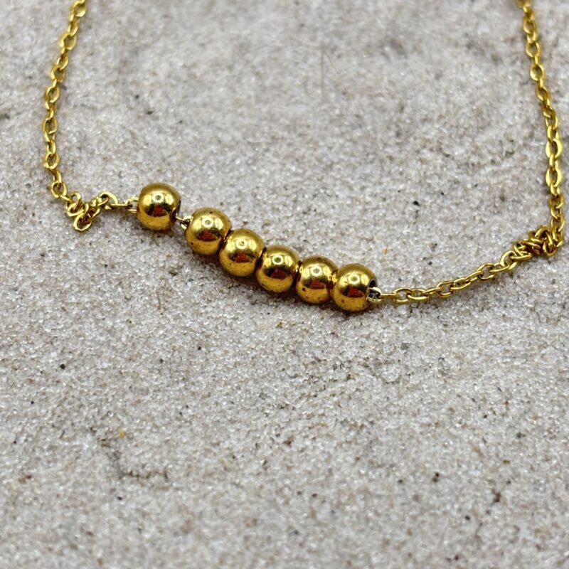 Goudkleurig enkelbandje met bolletjes