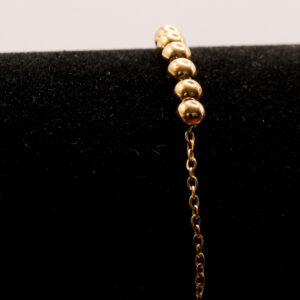 Goudkleurig enkelbandje met bolletjes