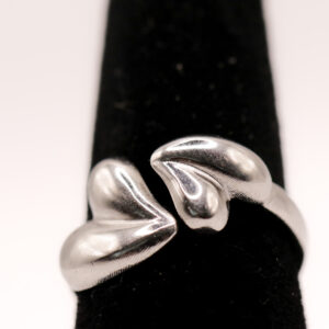 Open ring met 2 hartjes (goud of zilver)